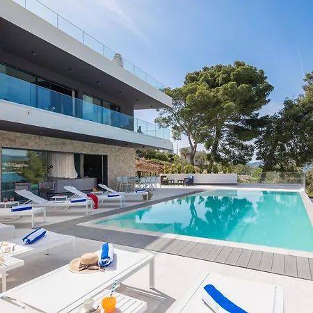 Beachfront Milka With Pool * 트로기르