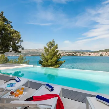 Beachfront Milka With Pool 빌라