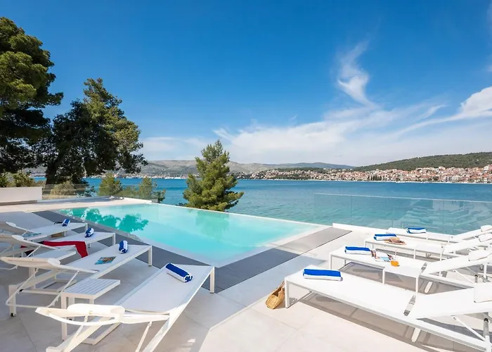 Beachfront Milka With Pool * تروغير