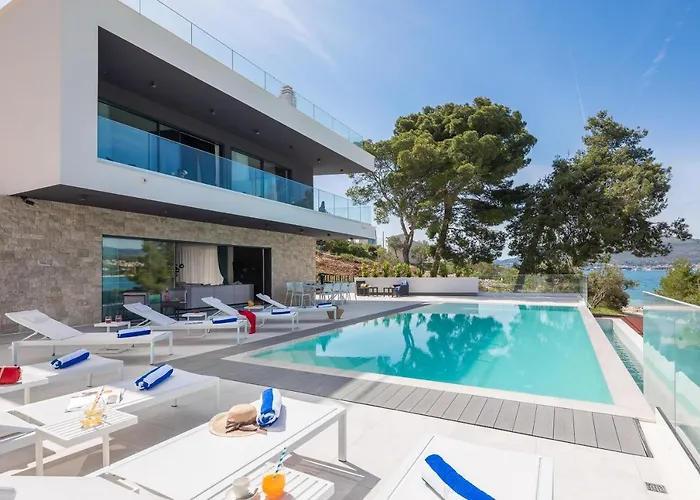 Beachfront Milka With Pool * تروغير