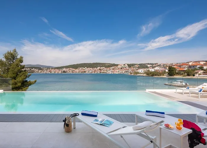 فيلة Beachfront Milka With Pool *