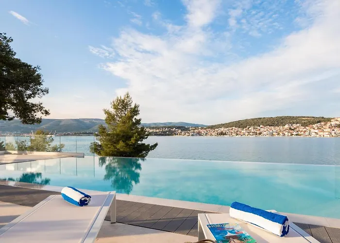 Beachfront Milka With Pool تروغير