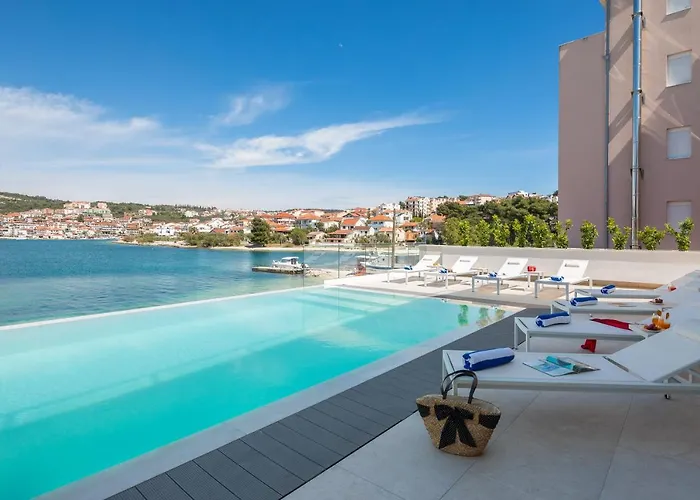 Beachfront Milka With Pool تروغير