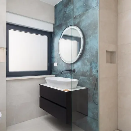 Beachfront Milka With Pool וילה