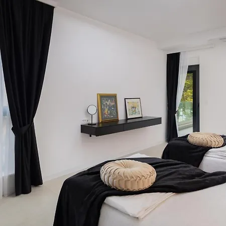 Beachfront Milka With Pool וילה טרוגיר