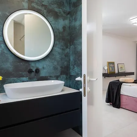 Beachfront Milka With Pool טרוגיר