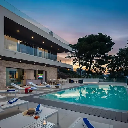 Beachfront Milka With Pool Трогир