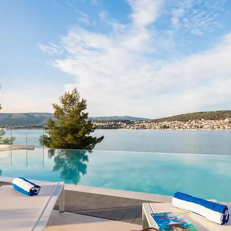 Beachfront Milka With Pool Трогир