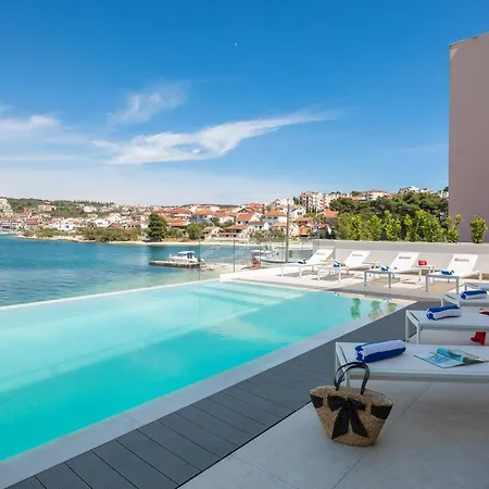 Beachfront Milka With Pool Трогир